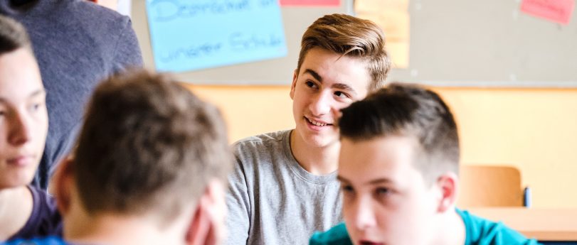 Kreative Bildungsprojekte an der Realschule Crange Zwei Schülerinnen arbeiten gemeinsam an einem Laptop in einem kreativen Projekt.