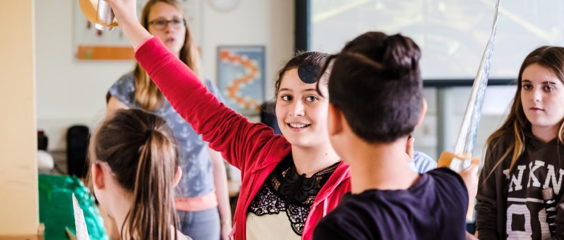 Lebensraum Schule: Wohlfühlen und gemeinsam wachsen Schülergruppe beim gemeinsamen Lernen und Diskutieren im Freien auf dem Schulhof.